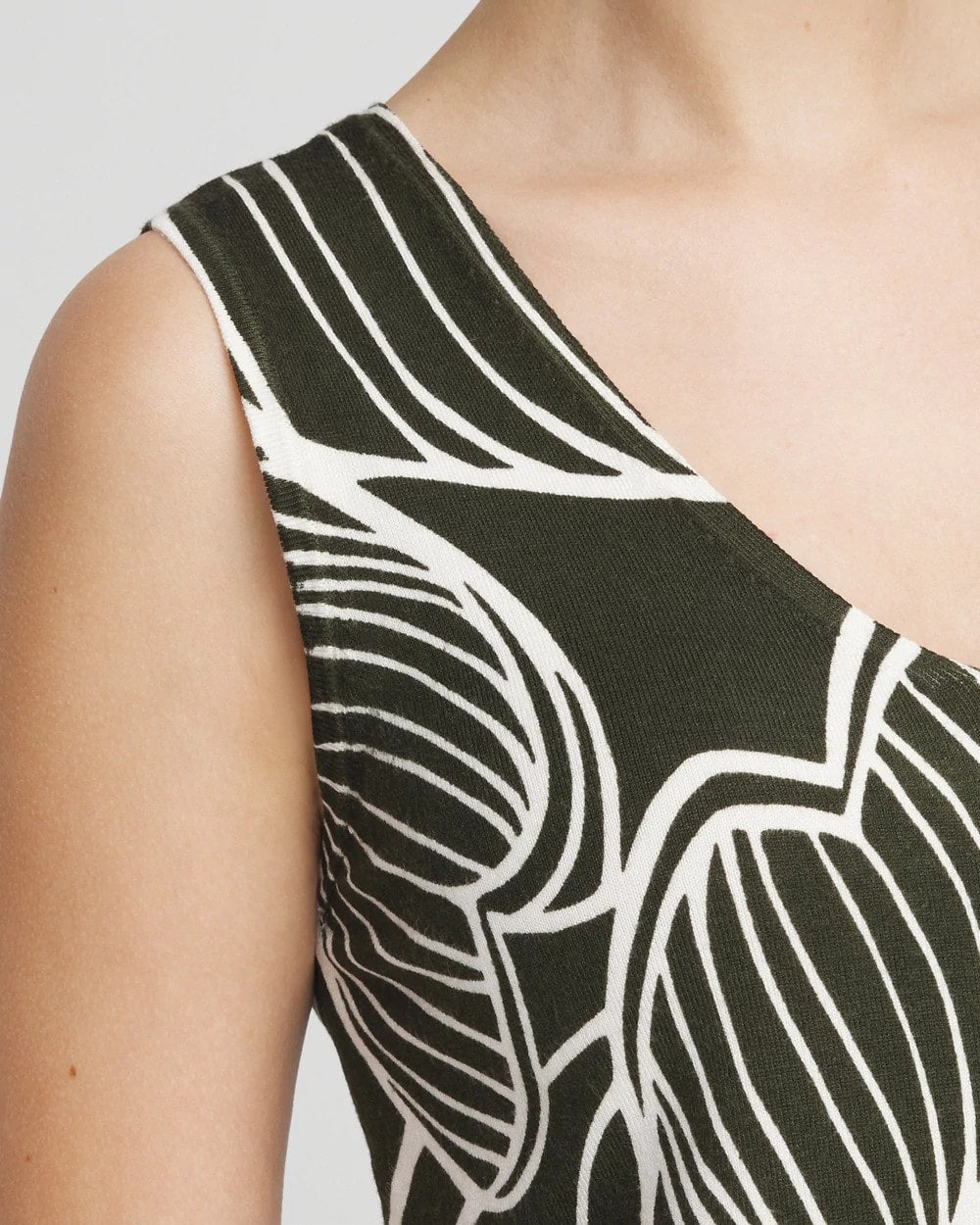Leaf V-neck Sweater Tank - US 8043