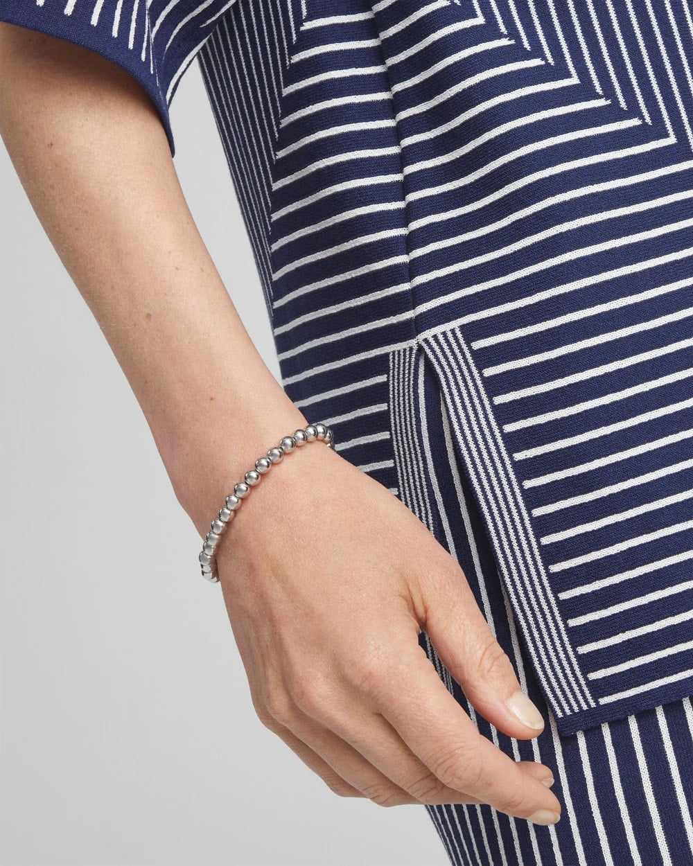 Small Beaded Silver Tone Stretch Bracelet - US 7971
